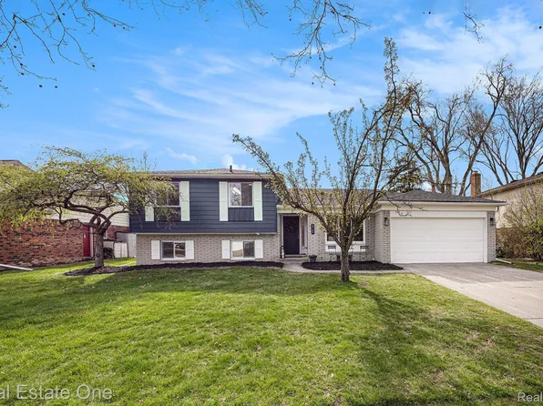 3749 Kings Point Dr, Troy, MI 48083
