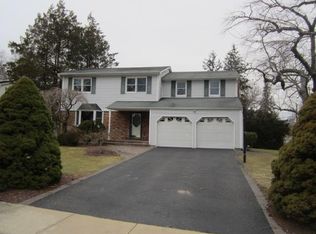 1 Sherry Ln, Smithtown, NY 11788