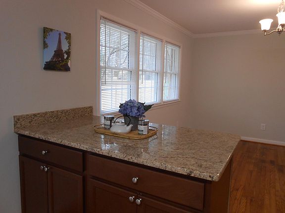 peninsula with breakfast bar