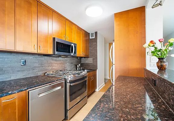 4th image of 1623 3rd Ave APT 33J