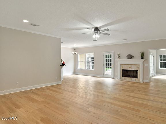 3rd image of 124 Mackay Dr