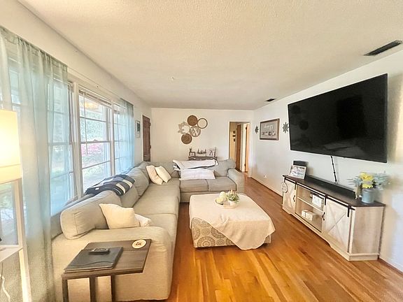 3rd image of 2804 Jadan Pl