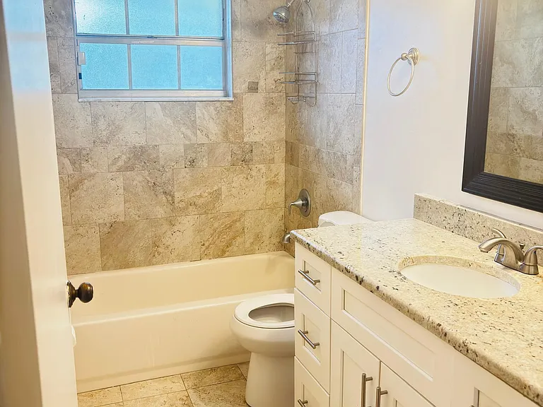 386 Bennington Ln — Photo 8