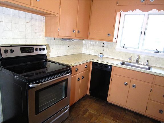 3rd image of 212 Oulvey Dr