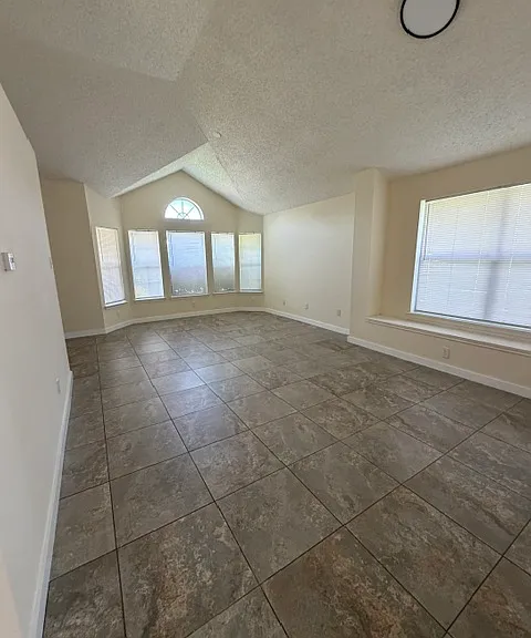 1117 Gordon Oaks Dr — Photo 4