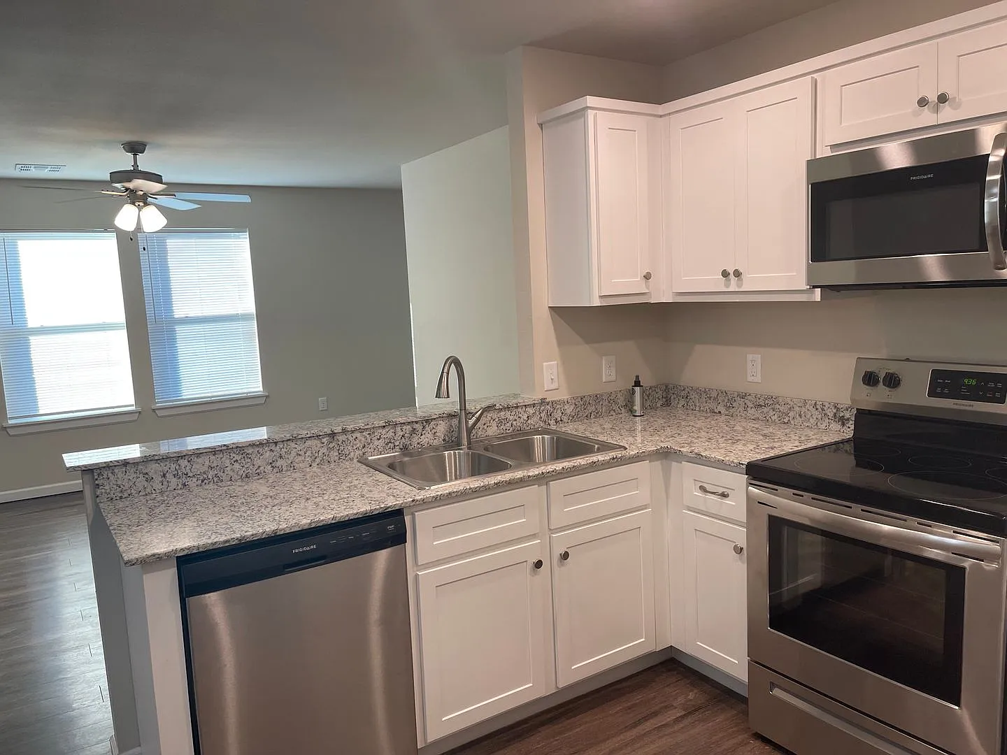 New 3 bed 2 bath 2 car garage. — Photo 3