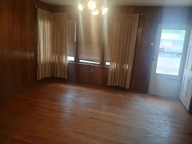 2413 Poplar St — Photo 10