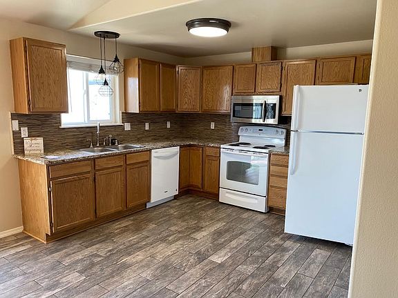 2nd image of 4729 Forsythia St