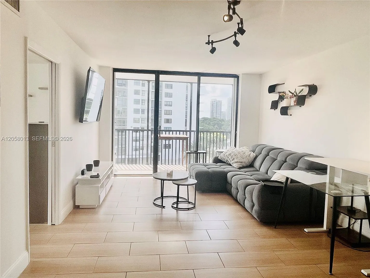 Bravura I Condo — Photo 1