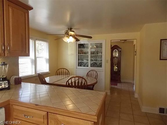 4th image of 559 Crestwood Ave