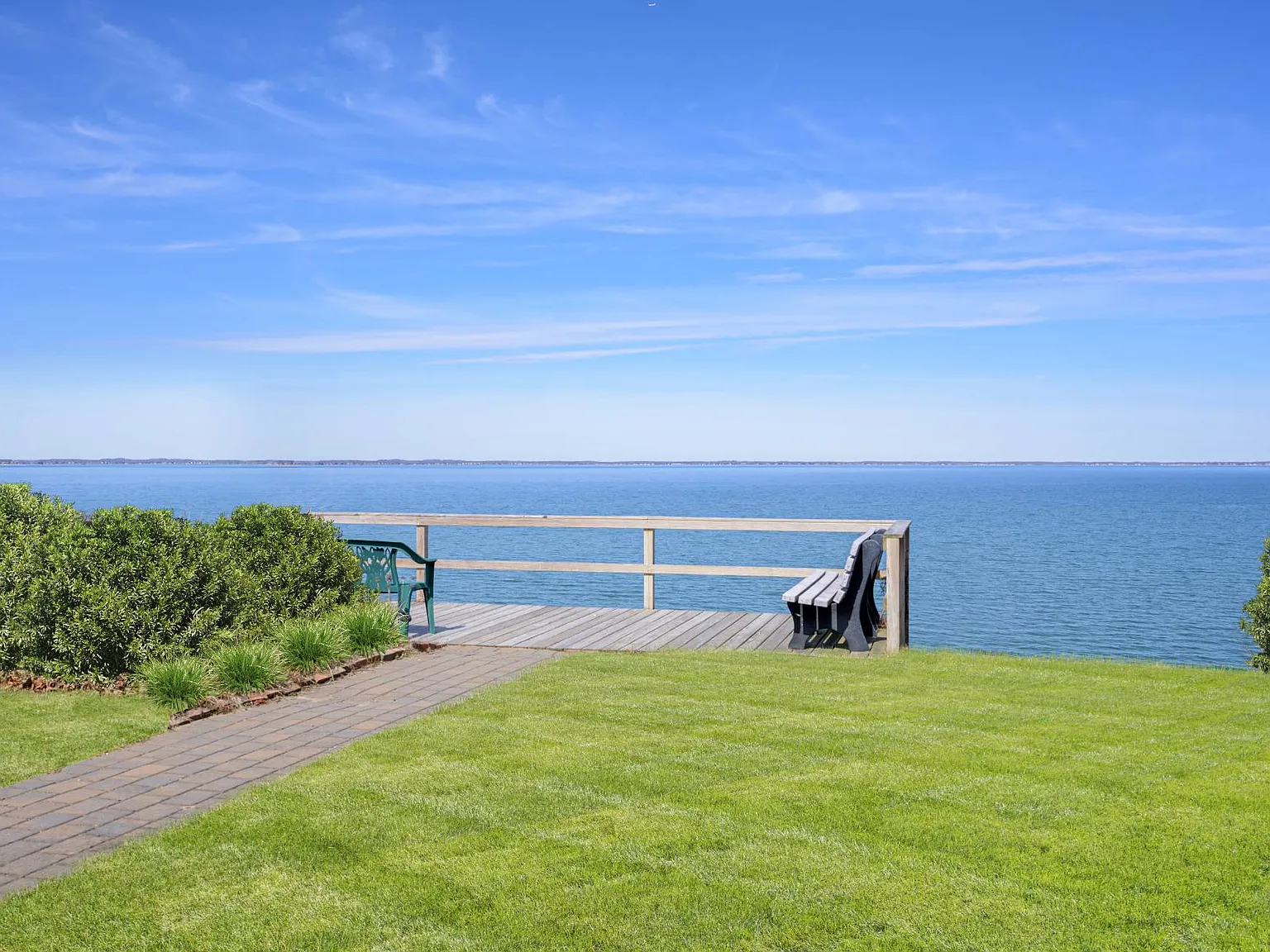 Bay Front Cottage With Private Beach Access — Photo 2