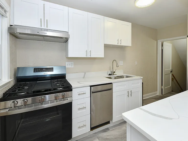5618 Belleville Ave — Photo 10