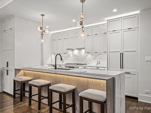 5th image of 1334 W Walton St #1W