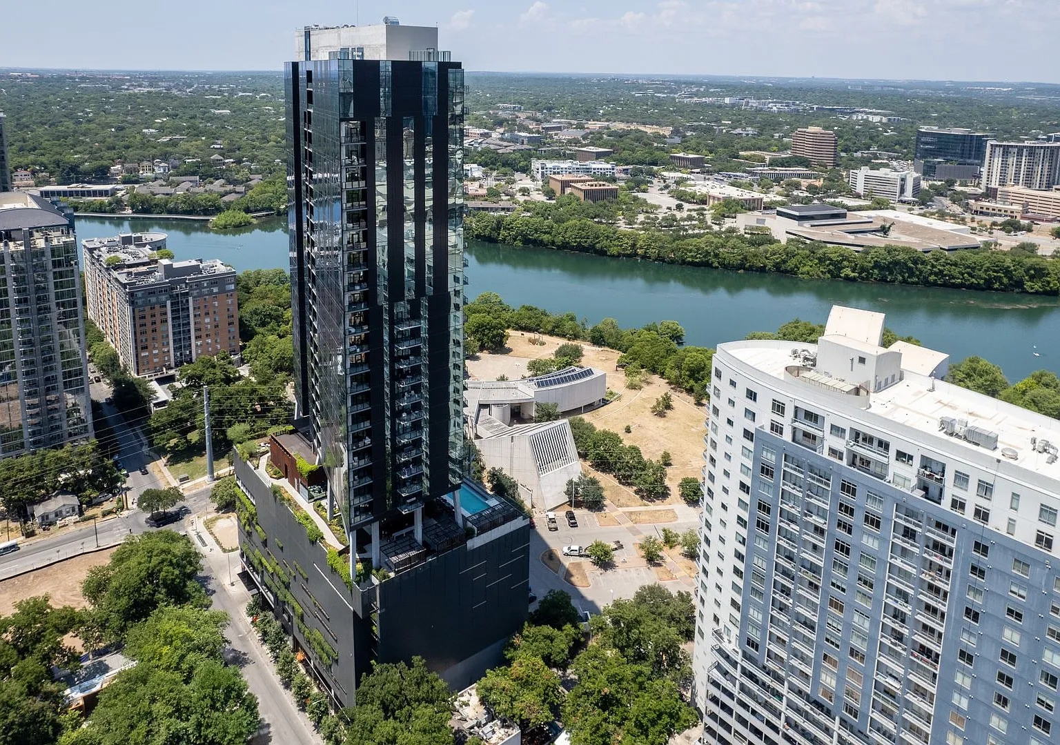 Downtown Austin Condo On Rainey Street!! 1 Bedroom 1 Bath - Fully Furnished — Photo 2