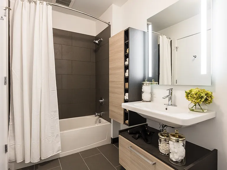 Seven 10 West — Photo 12