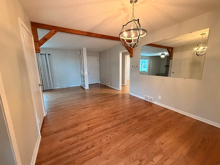 1216 Robin Dr — Photo 7