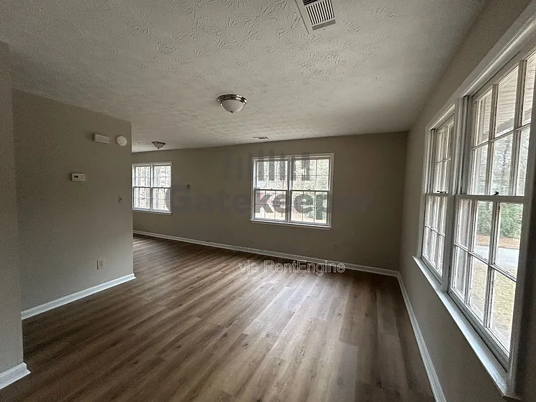 90 Meadowbrook Ct #E — Photo 2