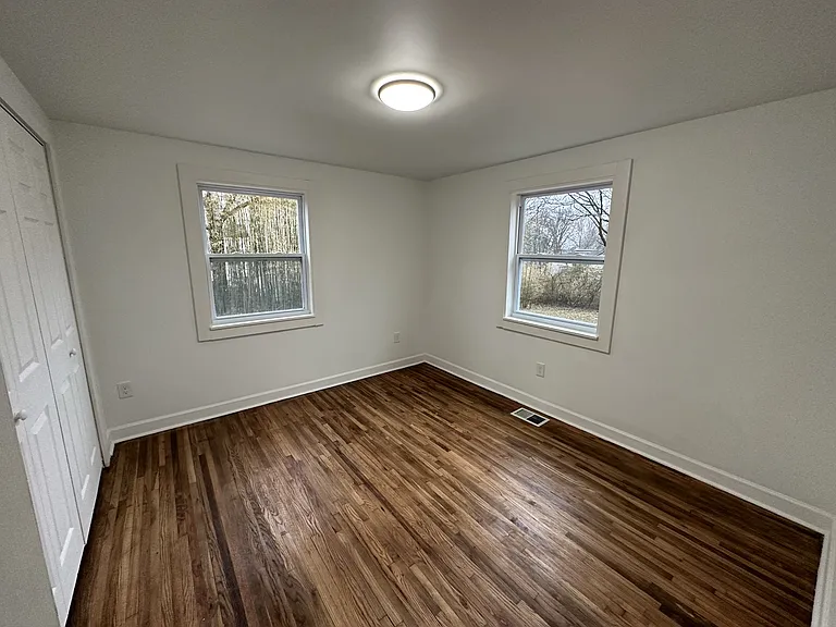 519 Elgin St — Photo 2