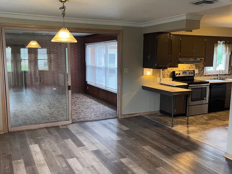 1420 W University Ave — Photo 5