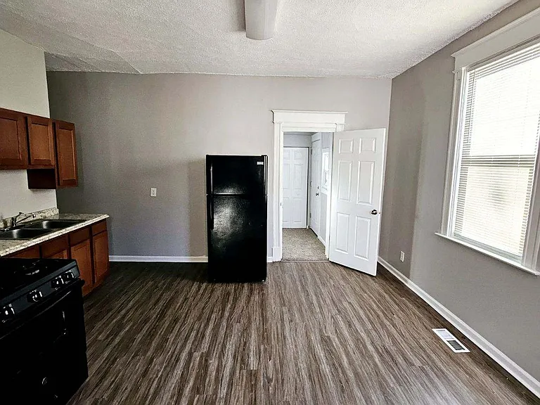 2422 Warren St — Photo 2