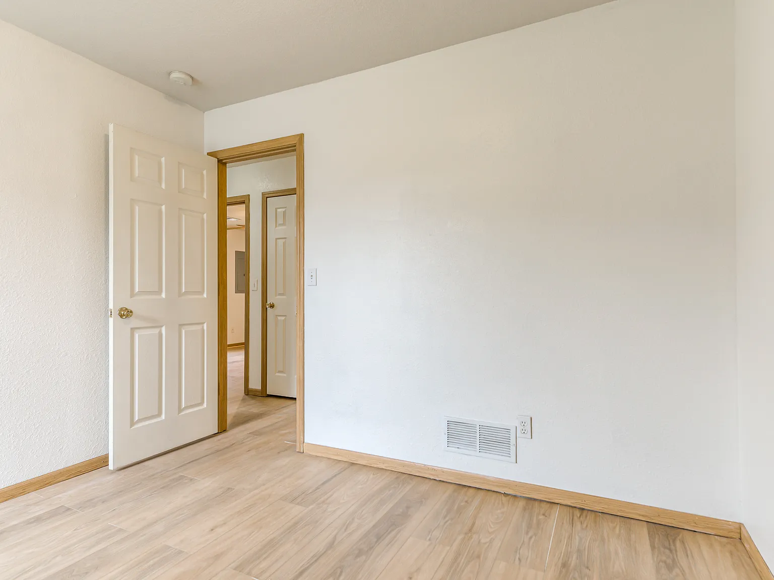 609 NW Woodbury Dr — Photo 3