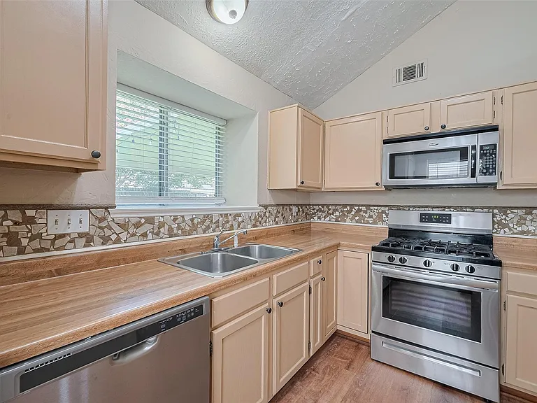 6907 Yardley Dr — Photo 13
