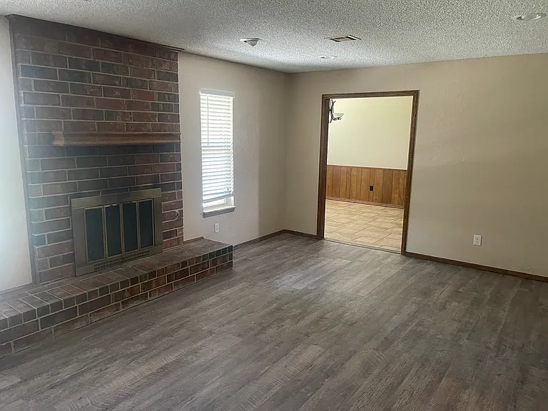 3601 Shannon Dr — Photo 2