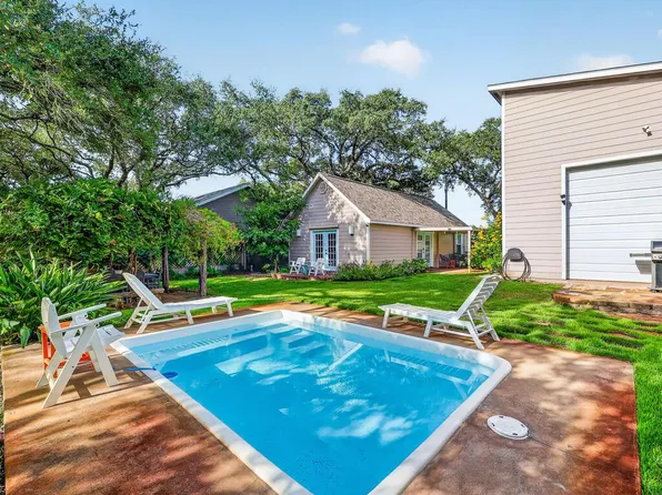 212 S 5th St, Rockport, TX 78382