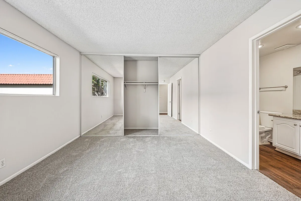 Building Photo - Courtyards At South Coast