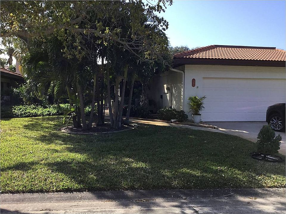 2nd image of 305 Parkside Pl #305