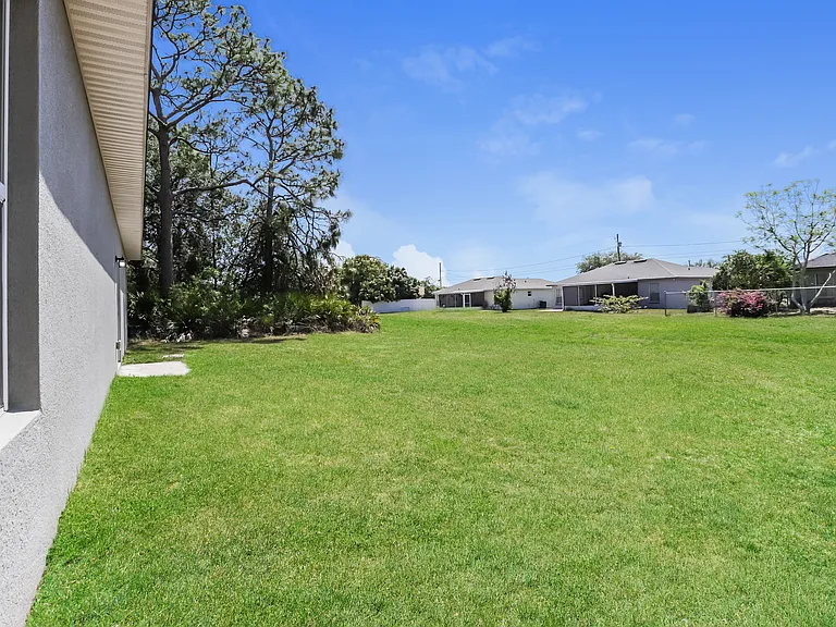 708 Martin Ln — Photo 15