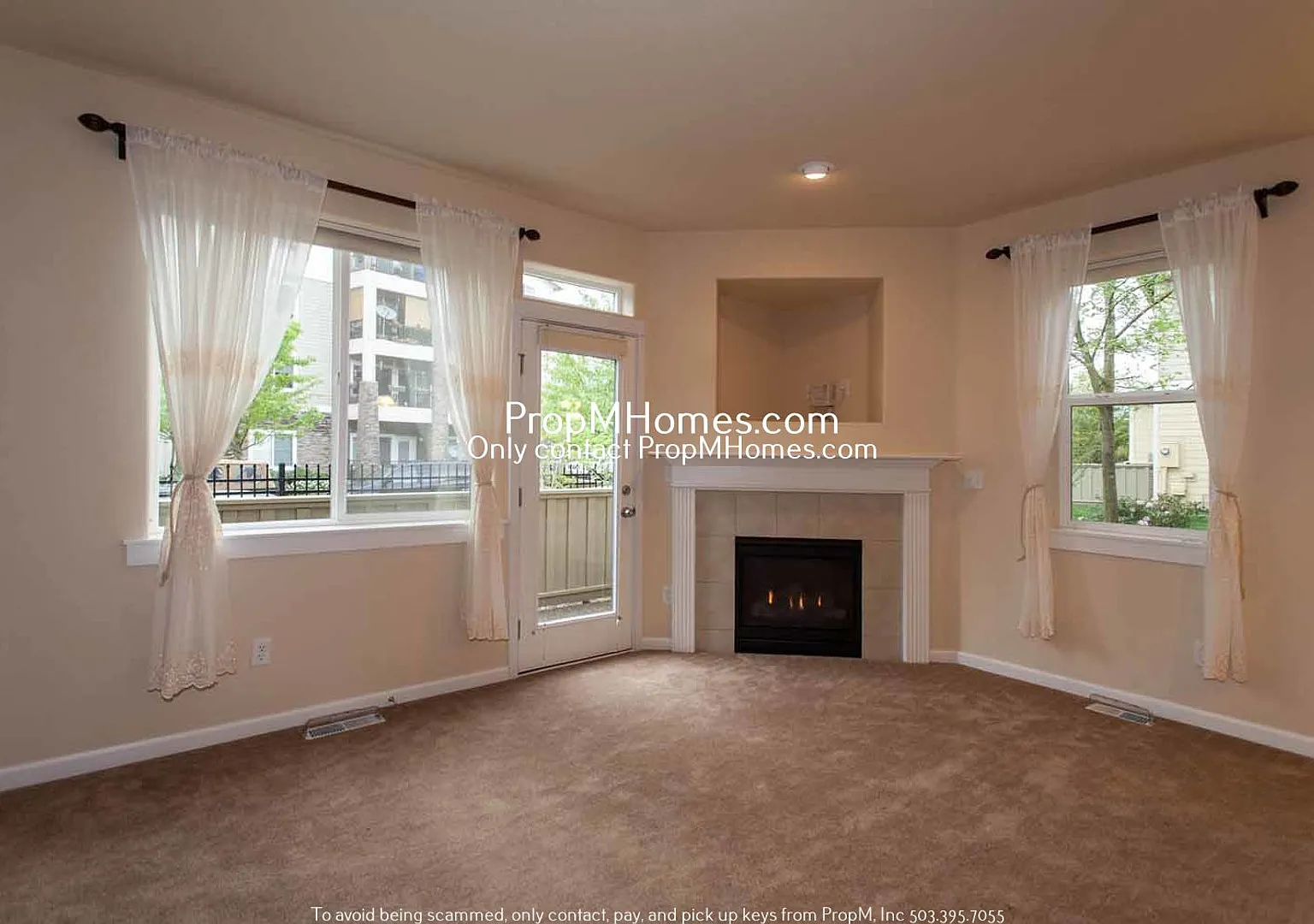Gorgeous Two Bedroom Townhome In Gresham! In a Gated Community! — Photo 4