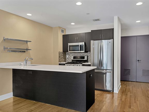 3rd image of 185 York St APT 2A