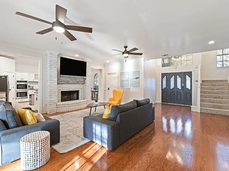 7701 Ridgeway Ct — Photo 2
