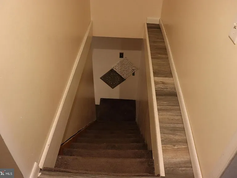 410 Winters Ln — Photo 16