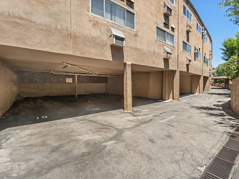 Encino Plaza Apartments — Photo 10