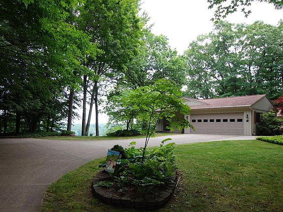 3rd image of 452 Lake Dr