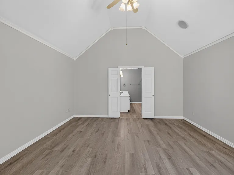1037 McCoy Dr — Photo 9