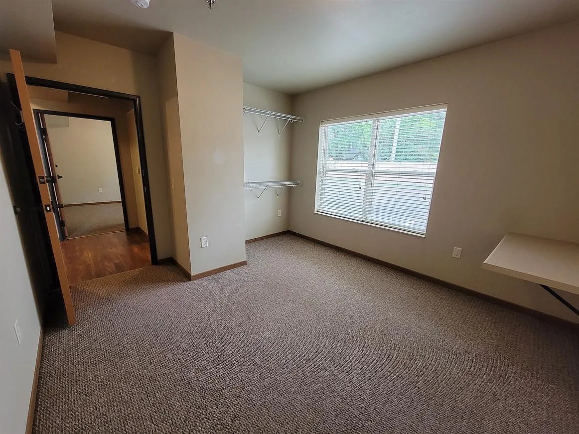 3 bed, $1,300 — Photo 3