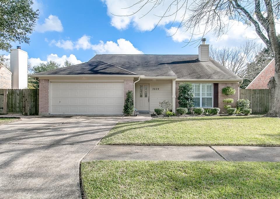1st image of 3609 Helen Ln