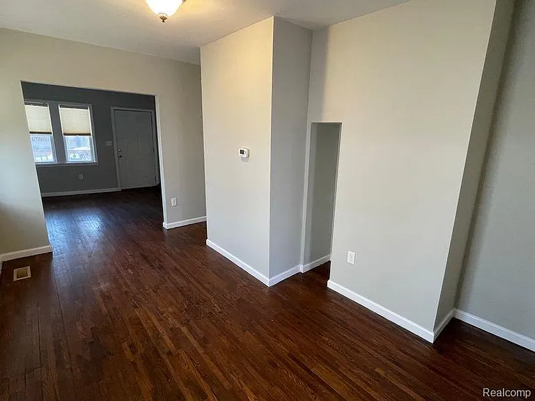 429 E Hayes Ave — Photo 5