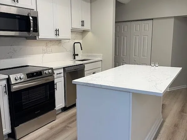 345 N Canal St APT 701, Chicago, IL 60606