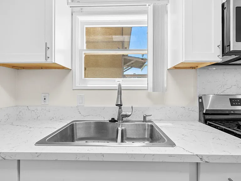 Windansea Apartments — Photo 25