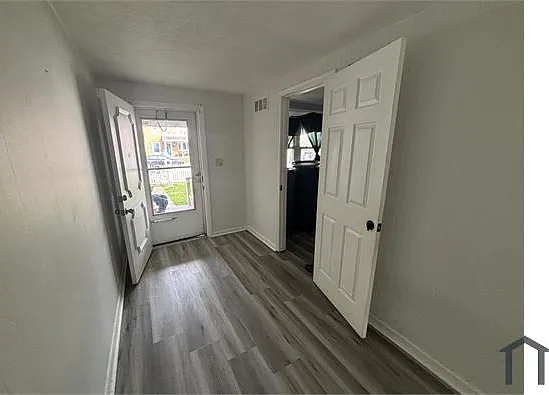 4 bed, $2,300 — Photo 2