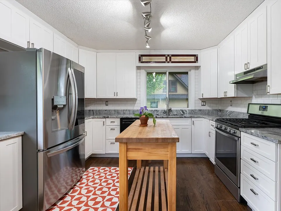 2 Belvidere St E
