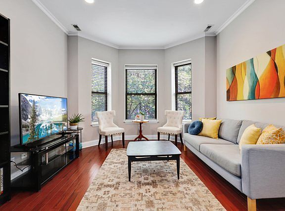 4th image of 1455 W Cuyler Ave #2E