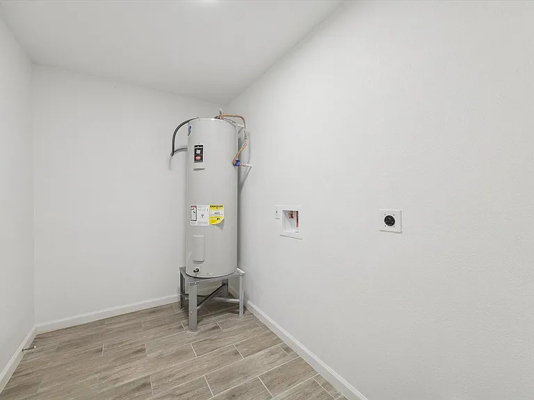 5411 Logston Ln — Photo 26