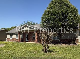 383 Colonial Dr, Marion, AR 72364