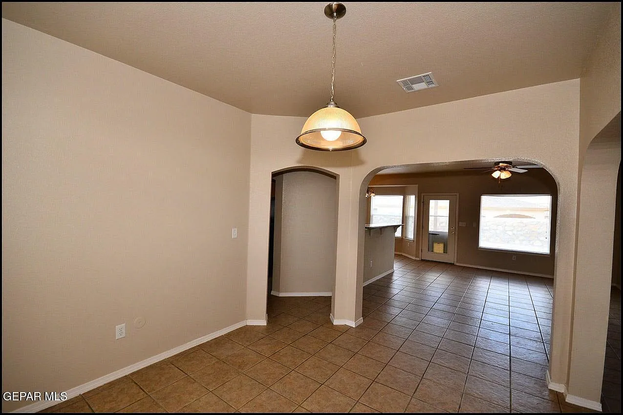3 bed, 2.0 bath, 1435 sqft, $1,800 — Photo 3