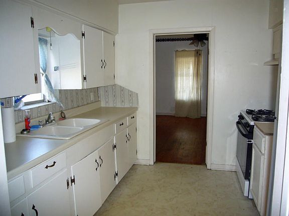 4th image of 605 N Austin St